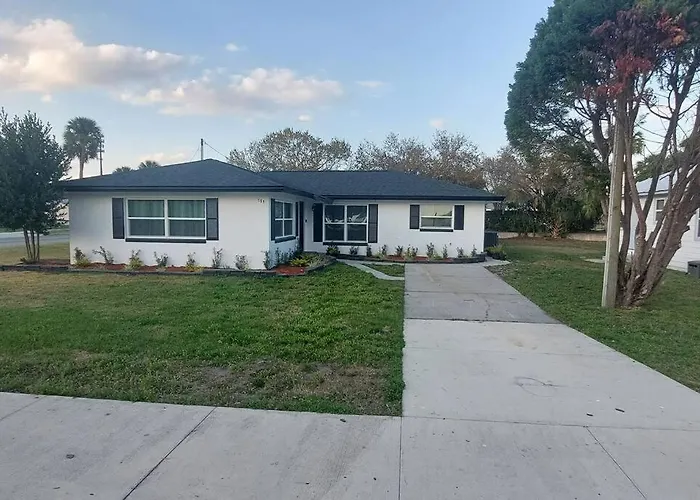 Retreat Overlooking Lake Dora!