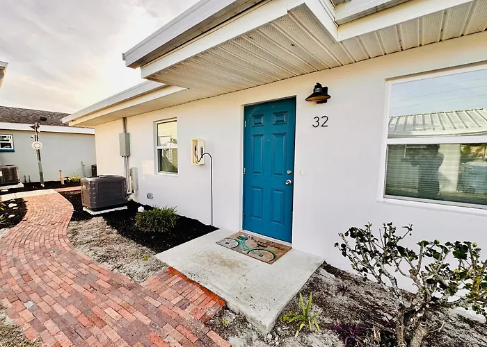 Cottage 32, Flamingo Bungalow - Dora Canal Court - A Downtown, Waterfront Community