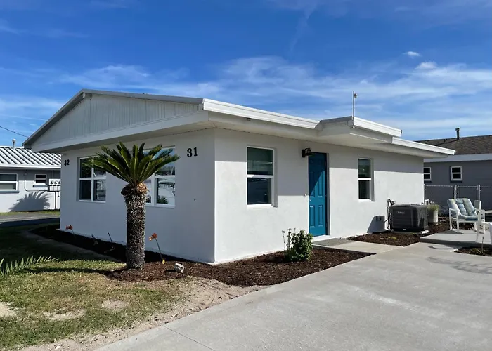 Cottage 31, Hibiscus Hut - Dora Canal Court - A Downtown, Waterfront Community
