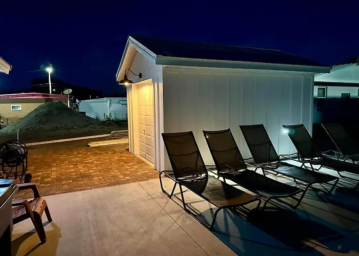Cottage 31, Hibiscus Hut - Dora Canal Court - A Downtown, Waterfront Community