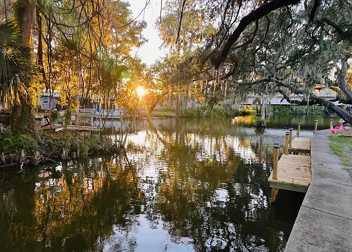 Cottage 36, Sunshine Suite - Dora Canal Court - A Downtown, Waterfront Community