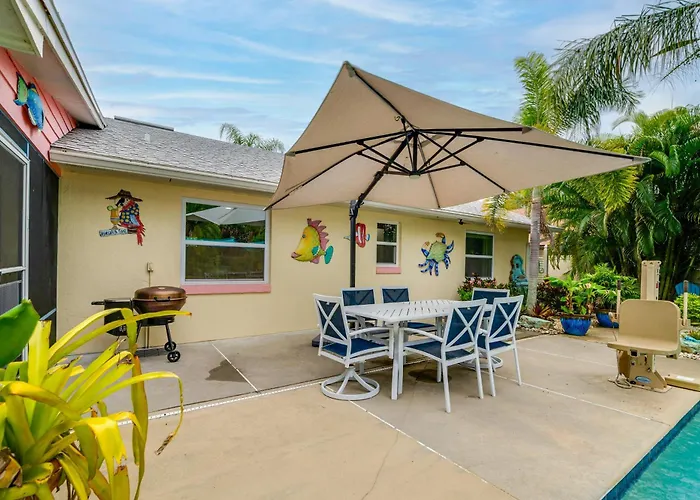 Outdoor Oasis W/ Bar & Lanai: Tavares Escape